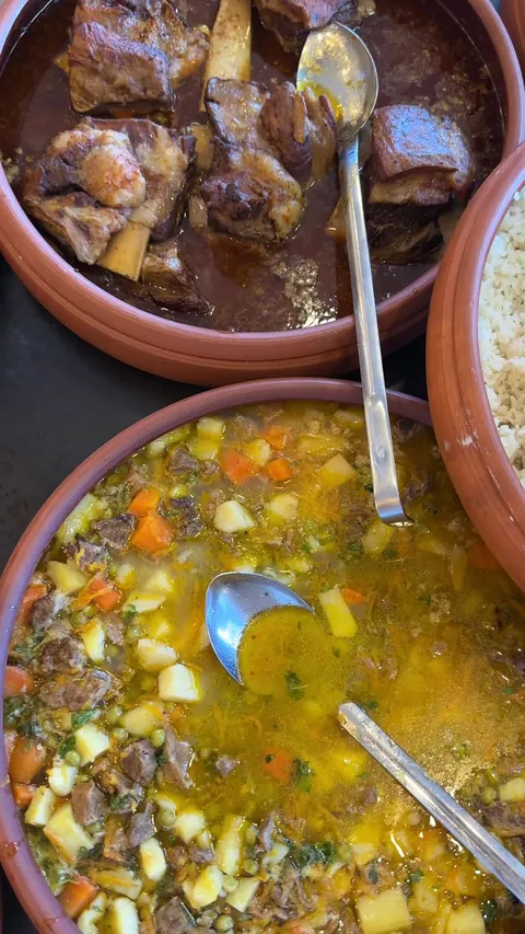 Güveç kabında kuzu haşlama, yanında pirinç pilavı ve sebzeli et çorbası